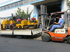 福瑞得機(jī)械4臺小型壓路機(jī)裝車發(fā)往河南。